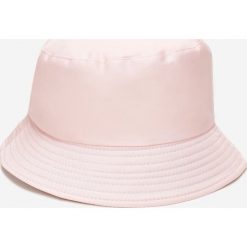 Różowy Kapelusz Bucket Zoltasos. Czerwone kapelusze Renee, na jesień, bez wzorów, z jeansu, sportowe. W wyprzedaży za 13.99 zł.
