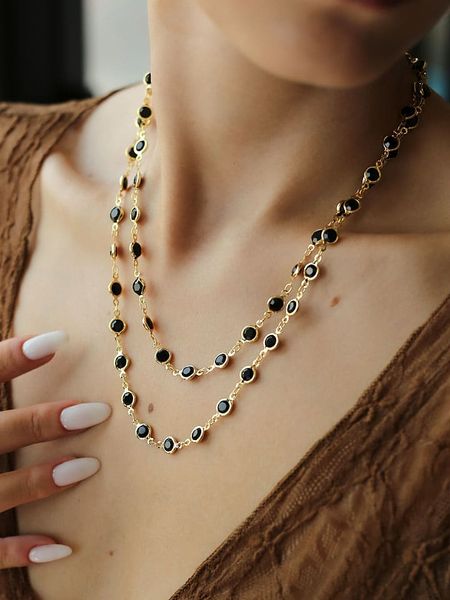 L'Atelier de Gaia Pozłacany naszyjnik z kryształami - dł. 45 cm rozmiar: onesize. Czarne naszyjniki L'Atelier de Gaia, z materiału, z kryształem, pozłacane. Za 61.17 zł.