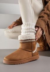 Brązowe Śniegowce o Wsuwanym Fasonie z Haftem i Futrem przy Cholewce Mevinadia. Brązowe śniegowce Renee, bez wzorów, z jeansu, bez zapięcia. Za 109.99 zł.