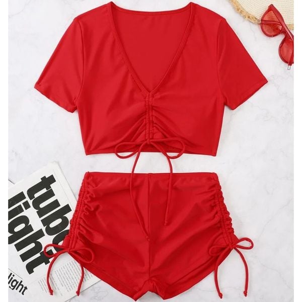 Strój kąpielowy z szortami i crop topem szybkoschnący na plażę Rutt. Czerwone stroje jednoczęściowe Intica, bez wzorów, z materiału, eleganckie. Za 129.00 zł.