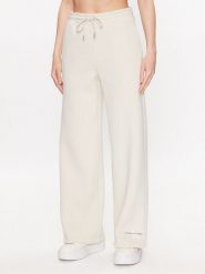 Calvin Klein Jeans Spodnie dresowe J20J221296 Écru Relaxed Fit. Spodnie dresowe Calvin Klein Jeans, bez wzorów, z dresówki. Za 429.99 zł.