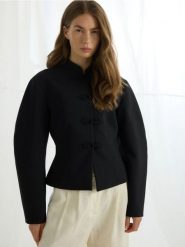 Marynarka z ozdobnymi guzikami - czarny. Czarne marynarki i żakiety Reserved, l, bez wzorów, z tkaniny, bez ramiączek. Za 299.99 zł.