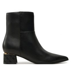 Botki Guess. Czarne botki Guess, z aplikacjami, bez obcasa, na słupku, bez zapięcia. Za 419.99 zł.