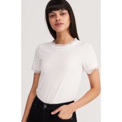 Bluzka z koronkowym brzegiem - Kremowy. Bluzki marki Reserved. Za 49.99 zł.