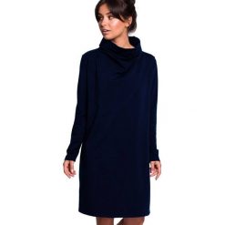Sukienka dresowa oversize trapezowa z wysokim kołnierzem granatowa. Sukienki Be, na co dzień, l, bez wzorów, z bawełny, bez kołnierzyka, bez ramiączek, oversize. Za 229.00 zł.