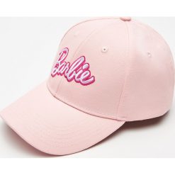 Czapka z daszkiem Barbie - Różowy. Czapki z daszkiem House. W wyprzedaży za 19.99 zł.