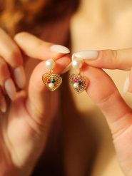 Pierres delicates Pozłacane kolczyki-wkrętki z perłami i kryształami rozmiar: onesize. Białe kolczyki Pierres delicates, z kryształem, pozłacane. Za 39.99 zł.