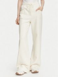 Guess Spodnie dresowe W6YB31 K5319 Kremowy Wide Leg. Białe spodnie sportowe Guess, z aplikacjami, z bawełny. Za 434.99 zł.