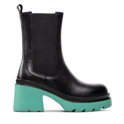Botki DeeZee. Czarne botki DeeZee, bez wzorów, bez obcasa, na słupku, bez zapięcia. Za 119.99 zł.