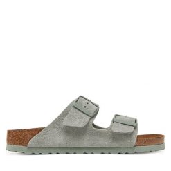 Klapki Birkenstock. Zielone klapki Birkenstock, bez wzorów, z zamszu, bez obcasa, bez zapięcia. Za 369.99 zł.