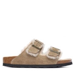 Klapki Birkenstock. Brązowe klapki Birkenstock, bez wzorów, bez obcasa, bez zapięcia. Za 749.99 zł.