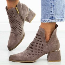 Khaki ażurowe botki damskie na obcasie Potocki 12356. Brązowe botki POTOCKI, w ażurowe wzory, z zamszu, eleganckie, bez obcasa, na obcasie, bez zapięcia. Za 219.00 zł.