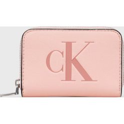 Calvin Klein Jeans portfel damski kolor różowy. Czerwone portfele Calvin Klein Jeans, bez wzorów, z jeansu. Za 229.99 zł.