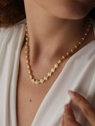 L'Atelier de Gaia Pozłacany naszyjnik z elementami ozdobnymi - dł. 47 cm rozmiar: onesize. Białe naszyjniki L'Atelier de Gaia, z materiału, z perłą, pozłacane. Za 64.45 zł.