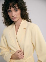 Marynarka z wiązaniem - jasnożółty. Żółte marynarki i żakiety Reserved, l, bez wzorów, z tkaniny, bez ramiączek. Za 199.99 zł.