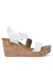 Clara Barson Sandały WYL0710-XX Biały. Białe sandały Clara Barson, bez wzorów, z syntetyku, bez obcasa, na koturnie, bez zapięcia. Za 71.99 zł.