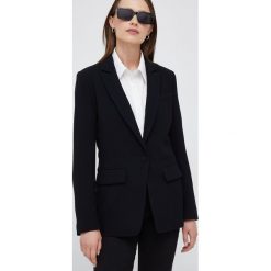 Emporio Armani marynarka kolor czarny jednorzędowa gładka. Czarne marynarki i żakiety Emporio Armani, bez wzorów, z tkaniny, klasyczne, bez ramiączek. W wyprzedaży za 1,479.90 zł.