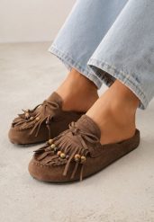 Ciemnobrązowe Klapki VICES Mule Ozdobione Frędzlami Koralikami i Kokardą Eathelena. Brązowe klapki Renee, bez wzorów, bez obcasa, na płaskiej podeszwie, bez zapięcia. Za 119.99 zł.