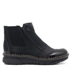 Botki Rieker. Czarne botki Rieker, bez wzorów, bez obcasa, na płaskiej podeszwie, bez zapięcia. Za 349.99 zł.
