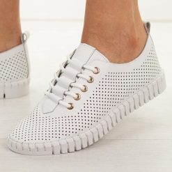 Białe ażurowe skórzane półbuty damskie Cambell 19435. Białe półbuty wsuwane Cambell, na jesień, w ażurowe wzory, z jeansu, casualowe, bez obcasa, na płaskiej podeszwie. Za 219.00 zł.
