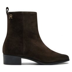 Botki Tommy Hilfiger. Brązowe botki Tommy Hilfiger, bez wzorów, bez obcasa, na płaskiej podeszwie, bez zapięcia. Za 469.99 zł.