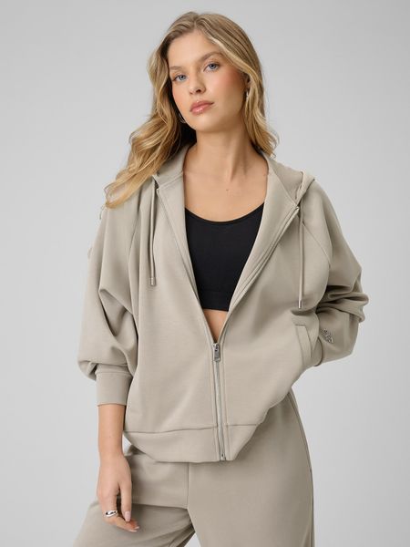 4F Bluza dresowa regular z modalem damska - beżowa L. Brązowe bluzy 4f, l, bez wzorów, z dresówki, z kapturem. W wyprzedaży za 179.99 zł.