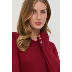Guess sweter damski kolor bordowy lekki. Czerwone swetry Guess, l, z aplikacjami, z dzianiny, bez ramiączek. Za 369.99 zł.