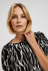 Wzorzysta bluzka z bufiastymi krótkimi rękawami czarna. Czarne bluzki MOODO, bez wzorów, bez kołnierzyka, bez ramiączek. W wyprzedaży za 34.99 zł.