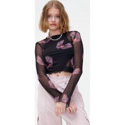 Bluzka z nadrukiem allover - Czarny. Czarne bluzki Cropp, l, bez wzorów, z dzianiny, bez kołnierzyka, bez ramiączek. Za 69.99 zł.