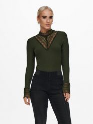 ONLY Bluzka 15207788 Zielony Stretch Fit. Zielone bluzki ONLY, m, bez wzorów, z wiskozy, bez kołnierzyka, bez ramiączek. Za 89.99 zł.
