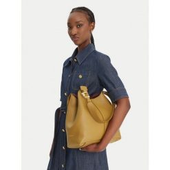 Torebka Coccinelle. Zielone torebki klasyczne Coccinelle, bez wzorów, klasyczne, bez dodatków. Za 1,299.00 zł.