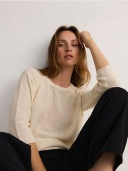 Gładki sweter - kremowy. Białe swetry Reserved, l, bez wzorów, z dzianiny, bez ramiączek. W wyprzedaży za 59.99 zł.