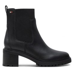 Sztyblety Tommy Hilfiger. Czarne botki Tommy Hilfiger, bez wzorów, bez obcasa, na słupku, bez zapięcia. Za 469.99 zł.