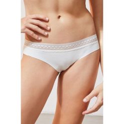 Etam figi INVISIBLE - SHORTY - BLANC kolor biały z koronki. Białe figi Etam, bez wzorów, z koronki. W wyprzedaży za 41.99 zł.