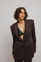 Klasyczna marynarka w kolorze DARK BROWN - MOSELLE-M. Brązowe marynarki i żakiety Marsala, m, bez wzorów, z jeansu, eleganckie, bez ramiączek. Za 699.90 zł.