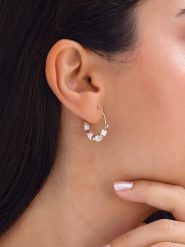 Luja Bijoux Pozłacane kolczyki-kreole z masą perłową rozmiar: onesize. Białe kolczyki Luja Bijoux, z perłą, pozłacane. Za 61.46 zł.