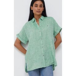 Tommy Hilfiger koszula lniana damska kolor zielony relaxed z kołnierzykiem klasycznym. Zielone koszule Tommy Hilfiger, z aplikacjami, z tkaniny, klasyczne, bez kołnierzyka, bez ramiączek. W wyprzedaży za 279.99 zł.