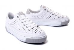 RIEKER L8849-80 white, półbuty sportowe damskie. Białe półbuty wsuwane Rieker, na lato, w ażurowe wzory, sportowe, bez obcasa. Za 349.90 zł.