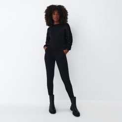 Sweter z cekinowymi rękawami - Czarny. Czarne swetry Mohito, xs, bez wzorów, bez ramiączek. Za 149.99 zł.