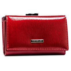 Duży, czerwony portfel damski ze skóry naturalnej na bigiel i zatrzask - 4U Cavaldi. Czerwone portfele 4U Cavaldi, bez wzorów, ze skóry. Za 79.99 zł.