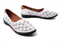 ARTIKER RELAKS 48C0601 white, półbuty damskie. Białe półbuty wsuwane Artiker Relaks, na lato, bez wzorów, z gumy, bez obcasa. Za 239.90 zł.