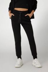 GUESS Czarne damskie dresowe spodnie Allie Scuba, Rozmiar L. Czarne spodnie dresowe Guess, z aplikacjami, z dresówki. W wyprzedaży za 243.99 zł.
