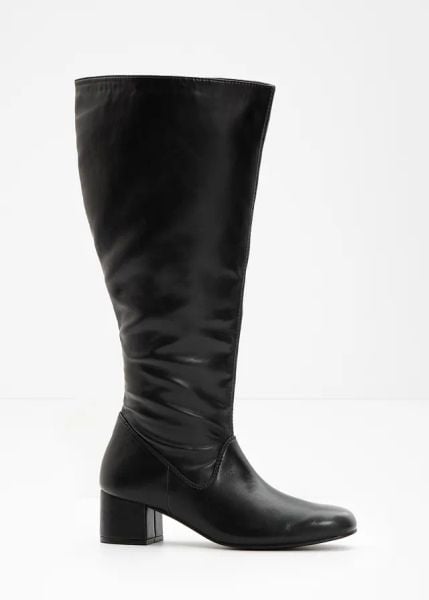 Kozaki z szeroką cholewką. Czarne kozaki bonprix, bez wzorów, bez obcasa, na obcasie, bez zapięcia. Za 189.99 zł.