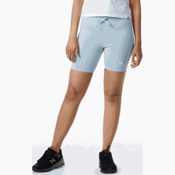 Spodenki New Balance WS21550MGF – niebieskie. Niebieskie szorty sportowe New Balance, bez wzorów, z materiału, do biegania. W wyprzedaży za 89.99 zł.