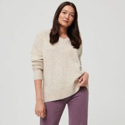 Sweter dzianinowy - Beżowy. Brązowe swetry Sinsay, l, bez wzorów, z dzianiny, bez ramiączek. Za 59.99 zł.