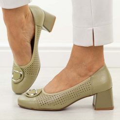 Oliwkowe ażurowe czółenka damskie na obcasie M.Daszyński Sa281-5. Zielone czółenka M.Daszyński, na jesień, z aplikacjami, z materiału, eleganckie, z okrągłym noskiem, bez obcasa, na obcasie, bez zapięcia. Za 189.00 zł.