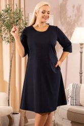 Sukienka trapezowa biznesowa z kieszonkami JASMINA granatowa. Sukienki KARKO, do pracy, plus size, bez wzorów, z elastanu, biznesowe, bez kołnierzyka, plus size, bez ramiączek, midi, dopasowane. Za 399.50 zł.