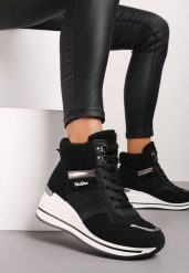 Czarne Botki na Koturnie w Streetwearowym Stylu Ozdobione Futerkiem Arabelline. Czarne botki Renee, bez wzorów, z futra, eleganckie, bez obcasa, na koturnie, bez zapięcia. W wyprzedaży za 76.99 zł.
