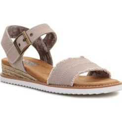 Sandały Skechers Desert Kiss Adobe Princess 113541-TPE beżowy. Brązowe sandały bez wzorów, z materiału, boho, bez obcasa, bez zapięcia. Za 316.64 zł.