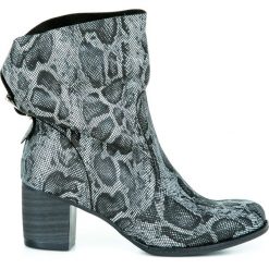 Botki - skóra naturalna - model 497 - kolor czarny wąż (41). Czarne botki Zapato, bez wzorów, z jeansu, biznesowe, za kostkę, bez obcasa, na obcasie, bez zapięcia. W wyprzedaży za 286.30 zł.